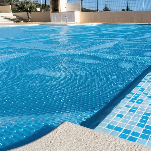 Quelle couverture solaire choisir pour ma piscine enterrée ?